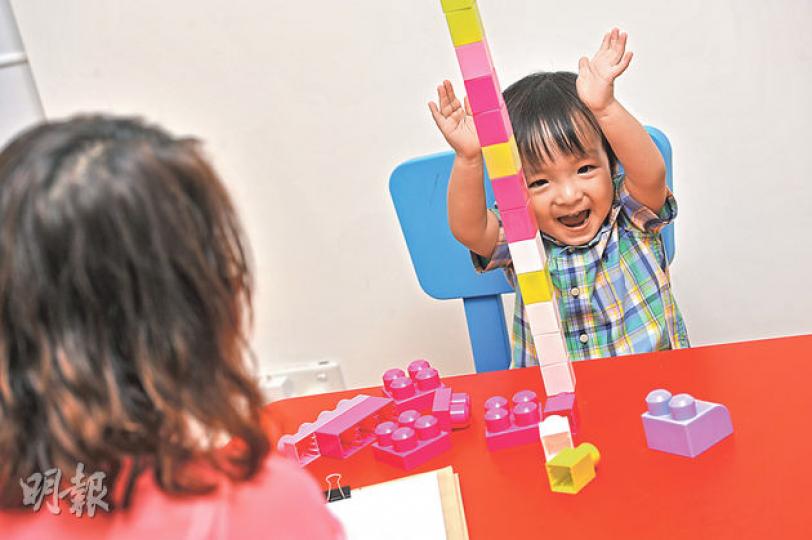 幼稚園學位近年競爭愈來愈激烈,了解面試模式對家長為小朋友準備面試大有幫助。而大部分幼稚園面試都會考小朋友聽從指令及小肌肉的活動能力,這些平日都可在家多練習。(胡景禧攝)St. Catherine's International Kindergarten(國際英文幼稚園)(陳淑安攝)九龍靈糧堂幼稚園(陳淑安攝)根德園 幼稚園(陳淑安攝)踏入學校的一刻起,老師也有可能在評分。考生在自由遊戲時間爭玩具,是失分因素之一,但家長即場責備孩子只會令老師大扣印象分。(胡景禧攝)民生書院 幼稚園(陳淑安攝)(胡 幼稚園學位近年競爭愈來愈激烈,了解面試模式對家長為小朋友準備面試大有幫助。而大部分幼稚園面試都會考小朋友聽從指令及小肌肉的活動能力,這些平日都可在家多練習。(胡景禧攝)St. Catherine's International Kindergarten(國際英文幼稚園)(陳淑安攝)九龍靈糧堂幼稚園(陳淑安攝)根德園 幼稚園(陳淑安攝)踏入學校的一刻起,老師也有可能在評分。考生在自由遊戲時間爭玩具,是失分因素之一,但家長即場責備孩子只會令老師大扣印象分。(胡景禧攝)民生書院 幼稚園(陳淑安攝)(胡