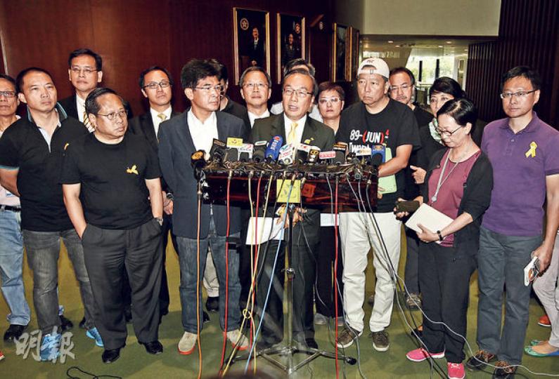 泛民議員對立法會主席曾鈺成押後大會的決定表示不滿,指理由不充分,飯盒會召集人梁家傑(中)質疑政府想找藉口自己「癱瘓」自己。(李紹昌攝)立法會主席曾鈺成說,立法會受示威者包圍,警隊不能進駐,憂慮有秩序風險,決定押後立法會會議。(李紹昌攝) 泛民議員對立法會主席曾鈺成押後大會的決定表示不滿,指理由不充分,飯盒會召集人梁家傑(中)質疑政府想找藉口自己「癱瘓」自己。(李紹昌攝)立法會主席曾鈺成說,立法會受示威者包圍,警隊不能進駐,憂慮有秩序風險,決定押後立法會會議。(李紹昌攝)