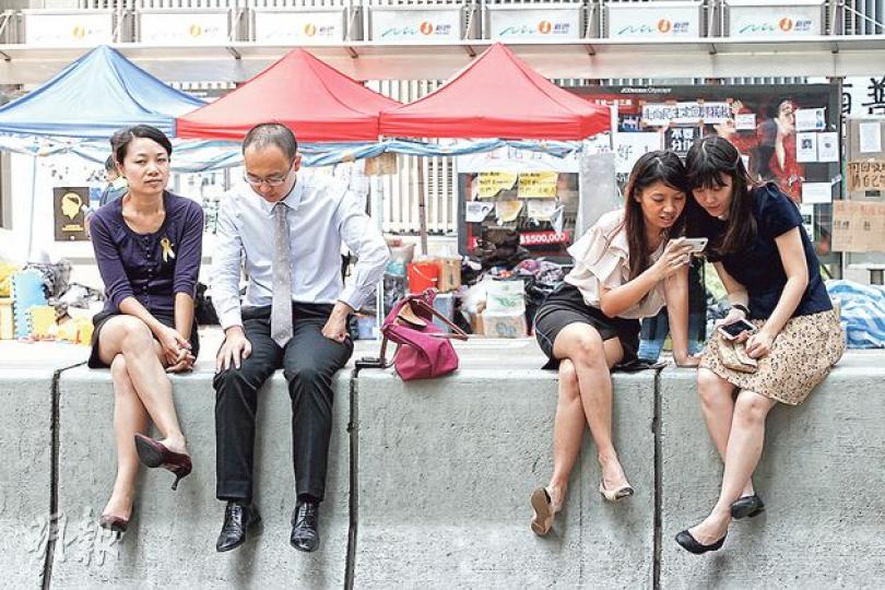 唔少人話佔中係分水嶺,從此香港唔同咗。有女網友開出「新好男人」指標,話男人唔需要住半山、揸靚車,只要守護過旺角同夠義氣。咁如果守護過金鐘(圖),女士又收唔收貨呢?(李紹昌攝)添美道公廁唔止有大量自發分享嘅護膚品,仲有自稱「一個香港媽媽」嘅人靜靜擺低一袋保濕面膜畀學生用!(岑詠欣攝)有留守金鐘者自發用水馬、木板,喺夏愨道中間石壆砌出「臨時樓梯」,等市民輕易橫越馬路,有後生仔仲會駐守石壆附近,幫手扶過路嘅人。(岑詠欣攝) 唔少人話佔中係分水嶺,從此香港唔同咗。有女網友開出「新好男人」指標,話男人唔需要住半山、揸靚車,只要守護過旺角同夠義氣。咁如果守護過金鐘(圖),女士又收唔收貨呢?(李紹昌攝)添美道公廁唔止有大量自發分享嘅護膚品,仲有自稱「一個香港媽媽」嘅人靜靜擺低一袋保濕面膜畀學生用!(岑詠欣攝)有留守金鐘者自發用水馬、木板,喺夏愨道中間石壆砌出「臨時樓梯」,等市民輕易橫越馬路,有後生仔仲會駐守石壆附近,幫手扶過路嘅人。(岑詠欣攝)