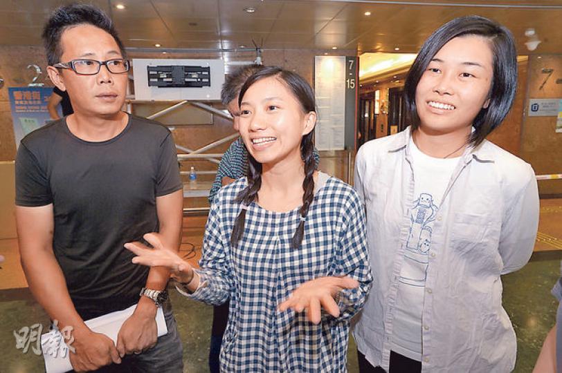 粉嶺北農村及居民聯席成員卓佳佳(中)表示,若政府不撤回東北發展計劃,不排除稍後會把行動升級,發起佔領城規會。右為另一成員區晞旻,左為古洞北發展關注組成員李肇華。(劉焌陶攝) 粉嶺北農村及居民聯席成員卓佳佳(中)表示,若政府不撤回東北發展計劃,不排除稍後會把行動升級,發起佔領城規會。右為另一成員區晞旻,左為古洞北發展關注組成員李肇華。(劉焌陶攝)