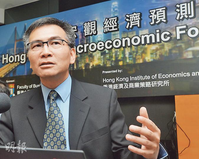 港大經濟金融學院首席講師王家富表示,近期佔中活動對本地需求、訪港旅客服務及投資等造成負面影響。(劉焌陶攝) 港大經濟金融學院首席講師王家富表示,近期佔中活動對本地需求、訪港旅客服務及投資等造成負面影響。(劉焌陶攝)