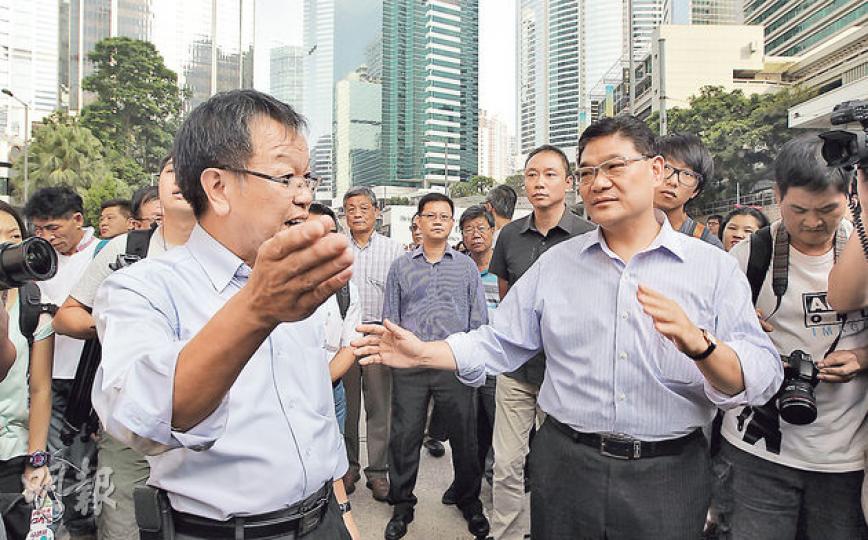 一班運輸業界代表昨午到金鐘道勸喻佔領者開路,灣仔區區議員(左)孫啟昌和中西區區議員葉永成(前右)指運輸業界亦大受影響,叫苦連天。(李澤彤攝)佔中行動第11日,學民思潮下午6時在灣仔港鐵A3出口外派單張,向交通受影響的市民致歉,解釋短期佔領街道就是為了長期換來政制改革,實現真普選。(郭慶輝攝) 一班運輸業界代表昨午到金鐘道勸喻佔領者開路,灣仔區區議員(左)孫啟昌和中西區區議員葉永成(前右)指運輸業界亦大受影響,叫苦連天。(李澤彤攝)佔中行動第11日,學民思潮下午6時在灣仔港鐵A3出口外派單張,向交通受影響的市民致歉,解釋短期佔領街道就是為了長期換來政制改革,實現真普選。(郭慶輝攝)