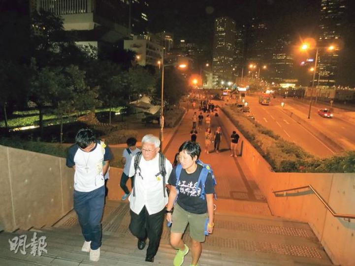 天主教香港教區榮休主教陳日君樞機(中)前晚深夜到金鐘探望留守學生。他呼籲學生離去,以免自我消耗。學民思潮黃之鋒回應指出,相信陳日君是為學生好,但現時撤離等於放棄談判籌碼。(周偉強攝) 天主教香港教區榮休主教陳日君樞機(中)前晚深夜到金鐘探望留守學生。他呼籲學生離去,以免自我消耗。學民思潮黃之鋒回應指出,相信陳日君是為學生好,但現時撤離等於放棄談判籌碼。(周偉強攝)