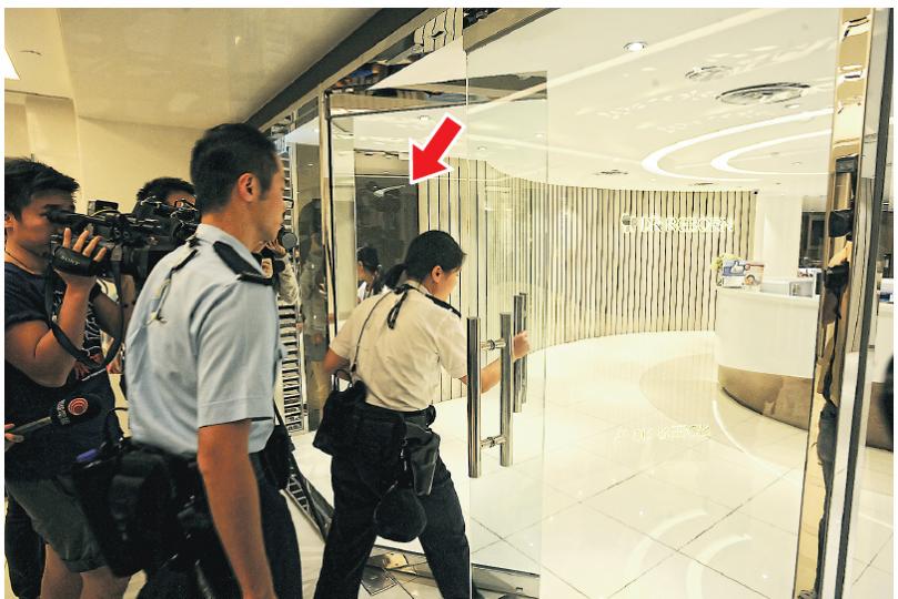 發生抽脂昏迷事件的整形外科診所位於銅鑼灣世貿中心37樓。據現場所見,37樓範圍只有一個出入口,大堂及舖內均可見DR REBORN的招牌,昨晚警員從該出入口進入案發的整形外科診所調查(箭嘴示)。DR REBORN指涉事診所是該公司其中一所轉介診所,該公司不便評論。(樊銳昌攝) 發生抽脂昏迷事件的整形外科診所位於銅鑼灣世貿中心37樓。據現場所見,37樓範圍只有一個出入口,大堂及舖內均可見DR REBORN的招牌,昨晚警員從該出入口進入案發的整形外科診所調查(箭嘴示)。DR REBORN指涉事診所是該公司其中一所轉介診所,該公司不便評論。(樊銳昌攝)