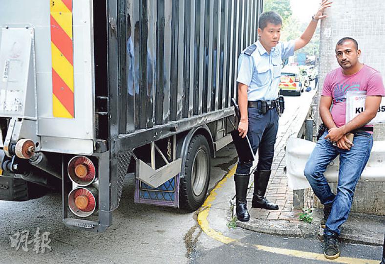 南亞裔男司機涉嫌駕駛貨車撞倒過路老婦,報稱不知發生意外而駛離現場,接獲警方聯絡後駕車返回現場協助調查。(蔡方山攝)八旬婦在樂富街市過馬路時遭倒後貨車撞倒,雙腳遭巨輪輾過,搶救後情况危殆。 (蔡方山攝) 南亞裔男司機涉嫌駕駛貨車撞倒過路老婦,報稱不知發生意外而駛離現場,接獲警方聯絡後駕車返回現場協助調查。(蔡方山攝)八旬婦在樂富街市過馬路時遭倒後貨車撞倒,雙腳遭巨輪輾過,搶救後情况危殆。 (蔡方山攝)