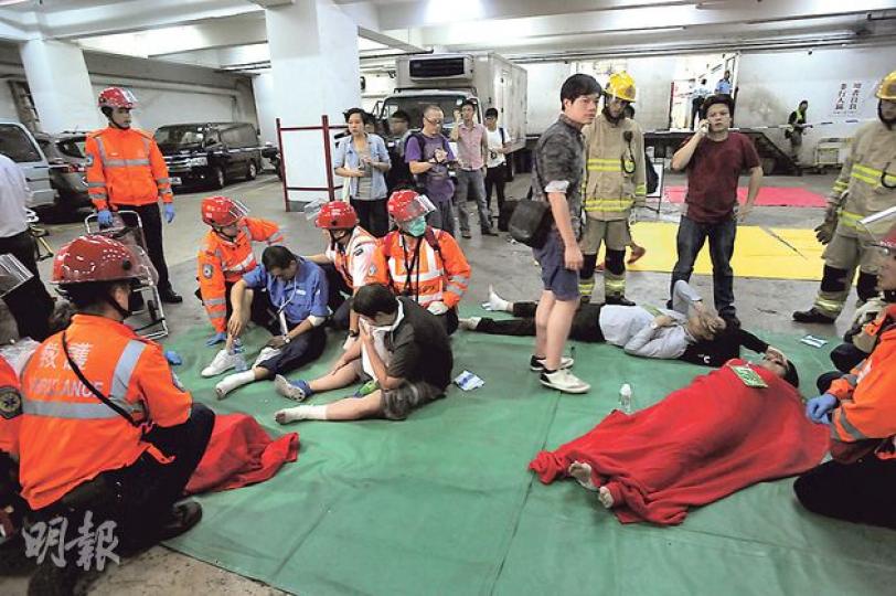 超載升降機關門後急墜,釀成29人受傷,傷者被救出後在場接受分流及初步檢查。(樊銳昌攝)觀塘時運工業大廈的載客升降機昨晚急墜,事後被圍封,暫停運作,消防員在場調查。(樊銳昌攝)升降機急墜事件中,其中兩名傷者骨折重傷,臥牀送院救治。 (伍浦鋒攝) 超載升降機關門後急墜,釀成29人受傷,傷者被救出後在場接受分流及初步檢查。(樊銳昌攝)觀塘時運工業大廈的載客升降機昨晚急墜,事後被圍封,暫停運作,消防員在場調查。(樊銳昌攝)升降機急墜事件中,其中兩名傷者骨折重傷,臥牀送院救治。 (伍浦鋒攝)