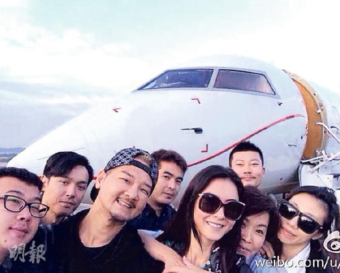 張栢芝前日與團隊坐包機一起出發到另一地方拍攝,避過遇地震一劫。(微博圖片) 張栢芝前日與團隊坐包機一起出發到另一地方拍攝,避過遇地震一劫。(微博圖片)
