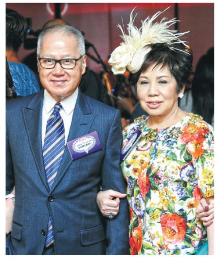 莎莎主席郭少明(左)和太太羅桂珍(右)昨日盛裝出席「莎莎婦女銀袋日」記者會,郭少明坦言佔中事件不分對錯,希望可盡快以和平方式解決,最重要是減少對民生和經濟的影響。(胡景禧攝) 莎莎主席郭少明(左)和太太羅桂珍(右)昨日盛裝出席「莎莎婦女銀袋日」記者會,郭少明坦言佔中事件不分對錯,希望可盡快以和平方式解決,最重要是減少對民生和經濟的影響。(胡景禧攝)