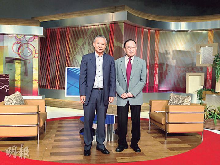 前保安局長、港區人大代表李少光(左)昨接受時事評論員李鵬飛(右)訪問時表示,警方在維持秩序時可能會與市民有衝突,期望市民理解,強調警察是市民的朋友。(楊康琪攝) 前保安局長、港區人大代表李少光(左)昨接受時事評論員李鵬飛(右)訪問時表示,警方在維持秩序時可能會與市民有衝突,期望市民理解,強調警察是市民的朋友。(楊康琪攝)
