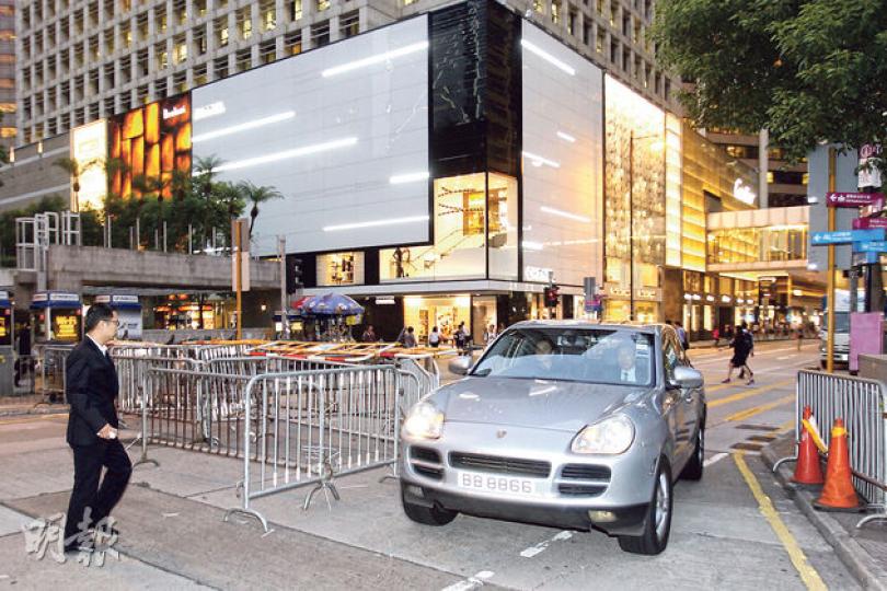 中環部分路段其實無多少佔領者留守,但仍保留路障堵塞車路。不過近日部分路障被人拆走,令車輛可自由出入。例如圖中皇后像廣場近港鐵站出口的遮打道路障部分被拆走,令汽車可從缺口來往金鐘方向,不少名貴房車不理會交通燈號高速進出。由於不少行人以為該段路面仍被佔領,加上沒有警察或糾察在場當值,經常人車爭路,險象環生。(郭慶輝攝)運輸物流業界表明,對佔領者堵塞道路只會忍讓至下周三。粵港貨運大聯盟更揚言若屆時仍未解決,不排除自行清除路障;另一邊廂,旺角氣氛輕鬆,彌敦道上,有佔領者昨日搬出乒乓球桌來一場友誼比賽,看 中環部分路段其實無多少佔領者留守,但仍保留路障堵塞車路。不過近日部分路障被人拆走,令車輛可自由出入。例如圖中皇后像廣場近港鐵站出口的遮打道路障部分被拆走,令汽車可從缺口來往金鐘方向,不少名貴房車不理會交通燈號高速進出。由於不少行人以為該段路面仍被佔領,加上沒有警察或糾察在場當值,經常人車爭路,險象環生。(郭慶輝攝)運輸物流業界表明,對佔領者堵塞道路只會忍讓至下周三。粵港貨運大聯盟更揚言若屆時仍未解決,不排除自行清除路障;另一邊廂,旺角氣氛輕鬆,彌敦道上,有佔領者昨日搬出乒乓球桌來一場友誼比賽,看