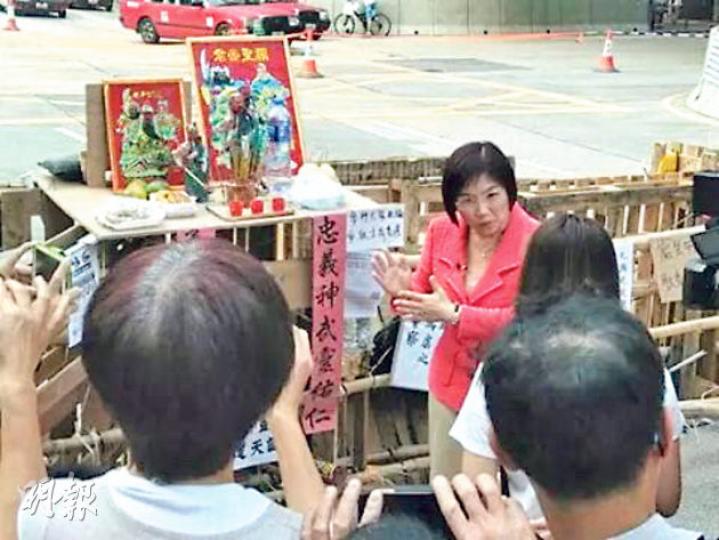 堪輿學家麥玲玲噚日現身旺角關帝祭壇,佢話從玄學角度,擺位及方向都無問題,仲認為關帝祭壇可化解部分怨氣,同時提升群眾精神喎。(林智傑攝) 堪輿學家麥玲玲噚日現身旺角關帝祭壇,佢話從玄學角度,擺位及方向都無問題,仲認為關帝祭壇可化解部分怨氣,同時提升群眾精神喎。(林智傑攝)
