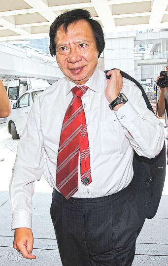 郭炳江(圖)稱,有感郭炳湘誣陷老臣子陳鉅源多年,私人支付700萬元「慰問金」給陳,並曾親自向對方道歉。(李紹昌攝)陳鉅源(圖)曾獨自帶同6億元交予綁匪張子強,換取郭炳湘獲釋,郭炳湘事後卻針對他。郭炳江指陳於2002年提出請辭,但接受郭母、郭炳江及郭炳聯挽留。(李紹昌攝)(明報製圖) 郭炳江(圖)稱,有感郭炳湘誣陷老臣子陳鉅源多年,私人支付700萬元「慰問金」給陳,並曾親自向對方道歉。(李紹昌攝)陳鉅源(圖)曾獨自帶同6億元交予綁匪張子強,換取郭炳湘獲釋,郭炳湘事後卻針對他。郭炳江指陳於2002年提出請辭,但接受郭母、郭炳江及郭炳聯挽留。(李紹昌攝)(明報製圖)