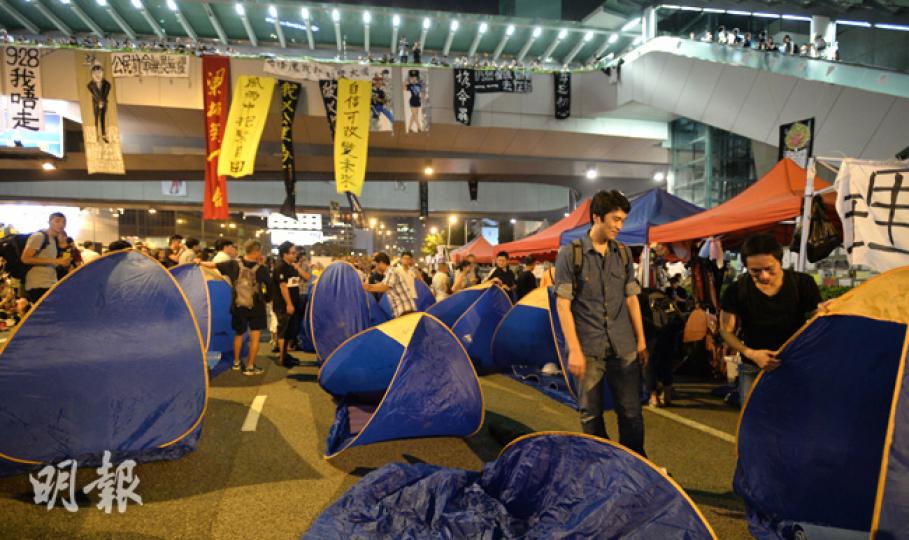 學民召集人黃之鋒呼籲市民留守街頭,拿睡袋及帳篷佔領,令夏愨道成為「民主大本營」。昨晚散會後,金鐘現場明顯多了不少帳篷,工黨李卓人亦有紮營留守。(盧翊銘攝)昨晚金鐘集會上,學聯副秘書長岑敖輝(左起)與秘書長周永康、學民思潮召集人黃之鋒及佔中發起人戴耀廷站台。周永康稱,若周日政府不展開對話,便會將行動升級,又稱假如今天放棄佔領,運動必然以失敗落幕及告終。(盧翊銘攝)對話擱置,集會依舊。昨晚周五,金鐘現場所見,有學生穿著校服出席集會,他們亮起手機成為光海一片。(盧翊銘攝)全國政協委員、基本法研究中心主 學民召集人黃之鋒呼籲市民留守街頭,拿睡袋及帳篷佔領,令夏愨道成為「民主大本營」。昨晚散會後,金鐘現場明顯多了不少帳篷,工黨李卓人亦有紮營留守。(盧翊銘攝)昨晚金鐘集會上,學聯副秘書長岑敖輝(左起)與秘書長周永康、學民思潮召集人黃之鋒及佔中發起人戴耀廷站台。周永康稱,若周日政府不展開對話,便會將行動升級,又稱假如今天放棄佔領,運動必然以失敗落幕及告終。(盧翊銘攝)對話擱置,集會依舊。昨晚周五,金鐘現場所見,有學生穿著校服出席集會,他們亮起手機成為光海一片。(盧翊銘攝)全國政協委員、基本法研究中心主