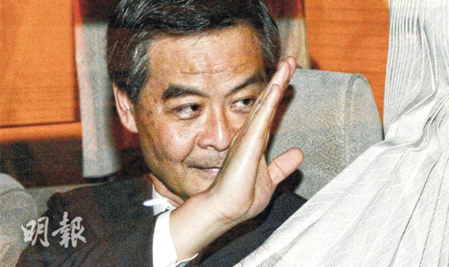 特首梁振英捲入收款爭議,但他至今沒公開回應,只透過特首辦回應。他昨晚到中環元創坊出席其太太所創辦組織齊惜福的活動,現場職員表示是私人派對,不接受記者採訪,梁振英其後返回禮賓府,沒有與記者見面。(余俊亮攝)(明報製圖) 特首梁振英捲入收款爭議,但他至今沒公開回應,只透過特首辦回應。他昨晚到中環元創坊出席其太太所創辦組織齊惜福的活動,現場職員表示是私人派對,不接受記者採訪,梁振英其後返回禮賓府,沒有與記者見面。(余俊亮攝)(明報製圖)