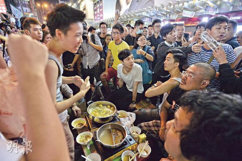 前晚有佔領者發起在旺角街頭「打邊爐」(圖左穿背心者),現場其後有市民坐下討論是否應將集會變成嘉年華(圖右坐下者),參與者討論後在深夜將火鍋物資收走。事件被警方指摘,指佔領者將道路當成遊樂場,影響當區居民,亦令旺角成為高風險地區。 (鄧宗弘攝)有旺角佔領者前晚將街頭變成「旺角新邨」,並表示新居入伙,邀請大家參加,當晚準備了「麻將、棋、羽毛球、乒乓球」,但其後有不少市民向他們表達不滿,指不希望佔領現場變嘉年華,「新居」入伙數小時後,活動便告結束。(鄧宗弘攝) 前晚有佔領者發起在旺角街頭「打邊爐」(圖左穿背心者),現場其後有市民坐下討論是否應將集會變成嘉年華(圖右坐下者),參與者討論後在深夜將火鍋物資收走。事件被警方指摘,指佔領者將道路當成遊樂場,影響當區居民,亦令旺角成為高風險地區。 (鄧宗弘攝)有旺角佔領者前晚將街頭變成「旺角新邨」,並表示新居入伙,邀請大家參加,當晚準備了「麻將、棋、羽毛球、乒乓球」,但其後有不少市民向他們表達不滿,指不希望佔領現場變嘉年華,「新居」入伙數小時後,活動便告結束。(鄧宗弘攝)