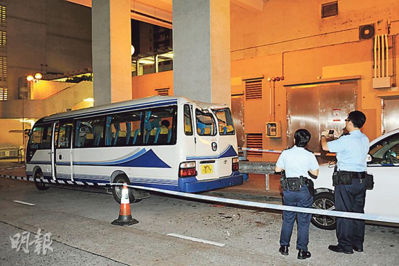 跳樓女子從9樓躍下,壓中地面旅遊巴再反彈墮地,旅遊巴車尾頂部凹陷。(蔡方山攝) 跳樓女子從9樓躍下,壓中地面旅遊巴再反彈墮地,旅遊巴車尾頂部凹陷。(蔡方山攝)