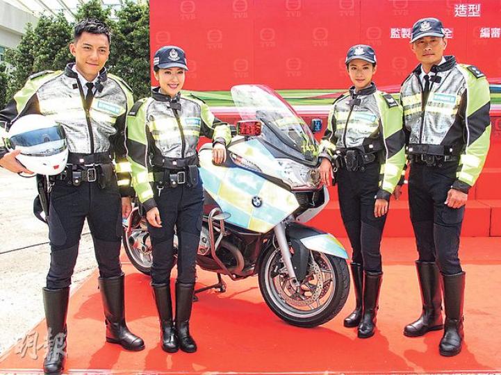 袁偉豪(左起)、唐詩詠、蔡恩貝及黃德斌在新劇扮演交通警察,各人穿上制服甚有型。(攝影/記者﹕鍾一虹) 袁偉豪(左起)、唐詩詠、蔡恩貝及黃德斌在新劇扮演交通警察,各人穿上制服甚有型。(攝影/記者﹕鍾一虹)