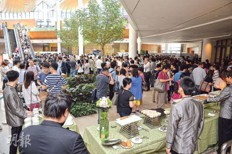 迎海•星灣御昨日第二輪發售200個單位,大批買家到場揀樓,至晚上8時半,項目再售出187伙,佔可售單位超過九成。(葉家豪攝) 迎海•星灣御昨日第二輪發售200個單位,大批買家到場揀樓,至晚上8時半,項目再售出187伙,佔可售單位超過九成。(葉家豪攝)