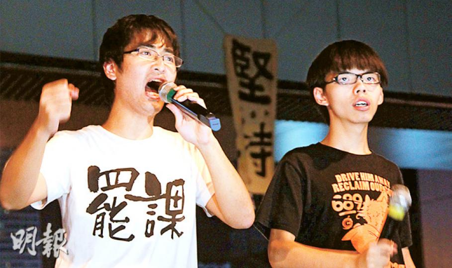 學聯和學思民潮昨發表給國家主席習近平的公開信,重申爭取真普選不是為奪權,是真誠尊重一國兩制。學聯秘書長周永康說,請林鄭月娥提出「切實、可行」解決方法,讓香港可落實「真民主、真普選」。學民思潮黃之鋒稱,現已有逾500個帳篷和2000學生在金鐘通宵留守。(林俊源攝) 學聯和學思民潮昨發表給國家主席習近平的公開信,重申爭取真普選不是為奪權,是真誠尊重一國兩制。學聯秘書長周永康說,請林鄭月娥提出「切實、可行」解決方法,讓香港可落實「真民主、真普選」。學民思潮黃之鋒稱,現已有逾500個帳篷和2000學生在金鐘通宵留守。(林俊源攝)