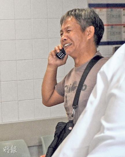 遇襲家庭的男戶主並無受傷,獲悉妻子被斬死後失聲嚎哭。 (蔡方山攝)10歲女童在母親擋刀保護下未有受傷,她獲悉母親死訊後哭叫要見媽媽,聞者心酸。 (蔡方山攝)有精神病紀錄的72歲老翁斬殺女鄰居後企圖縱火自焚,被拘捕後沒有受傷,事後送往青山醫院留醫。 (衛永康攝)(明報製圖) 遇襲家庭的男戶主並無受傷,獲悉妻子被斬死後失聲嚎哭。 (蔡方山攝)10歲女童在母親擋刀保護下未有受傷,她獲悉母親死訊後哭叫要見媽媽,聞者心酸。 (蔡方山攝)有精神病紀錄的72歲老翁斬殺女鄰居後企圖縱火自焚,被拘捕後沒有受傷,事後送往青山醫院留醫。 (衛永康攝)(明報製圖)