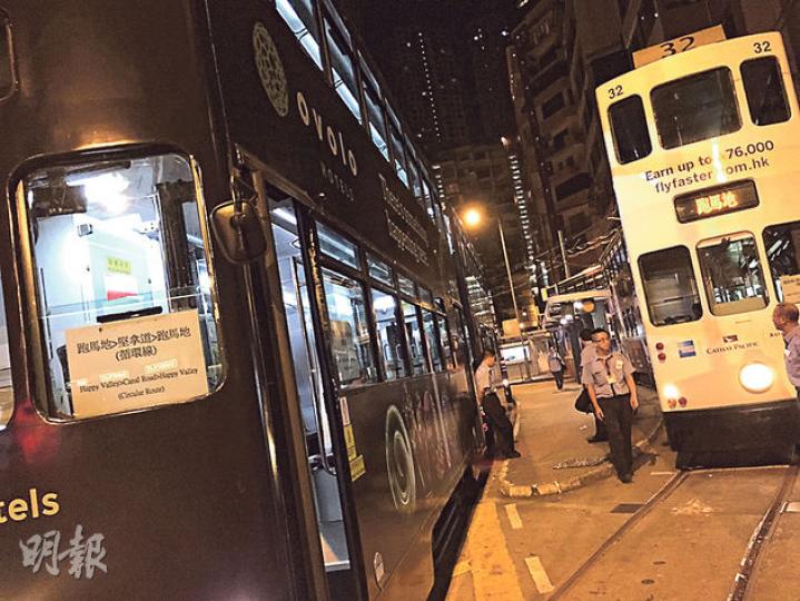 電車跑馬地線昨日恢復運作,電車先由西區車廠駛回跑馬地,清晨5時恢復往返跑馬地至銅鑼灣,司機亦陸續上班。(蔡傳威攝) 電車跑馬地線昨日恢復運作,電車先由西區車廠駛回跑馬地,清晨5時恢復往返跑馬地至銅鑼灣,司機亦陸續上班。(蔡傳威攝)
