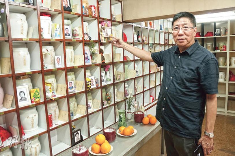 殯儀業商會永遠會長吳耀棠(圖)表示,食環署擬規定長生店存放骨灰數目,並可以月租或日租形式收費,但不能賣斷,現階段未設確實時限,料最快明年3月實施。(邱雅錡攝)(明報製圖) 殯儀業商會永遠會長吳耀棠(圖)表示,食環署擬規定長生店存放骨灰數目,並可以月租或日租形式收費,但不能賣斷,現階段未設確實時限,料最快明年3月實施。(邱雅錡攝)(明報製圖)