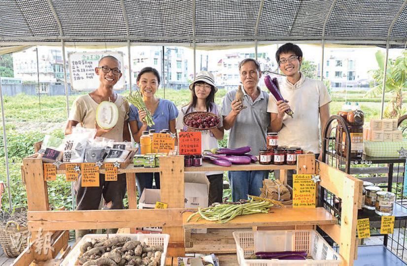 周思中(左起)、Jenny、汶、飛鴻哥、James是生活館的中堅分子。(陳淑安攝)香港水土種出來的冬瓜,內外美兼備。(陳淑安攝)除了有機蔬菜,還有手工肥皂和健康食品出售。(陳淑安攝)除了有機蔬菜,還有手工肥皂和健康食品出售。(陳淑安攝)辣椒乾可製XO醬和辣椒醬。(陳淑安攝)每星期提供的新鮮靚菜寫在白板上。(陳淑安攝)首次辦農墟當練習,沒大力宣傳,所賣的農產品是他們精心挑選。(陳淑安攝)蔬菜即要即割,新鮮到不得了。(陳淑安攝)為了令菜包的蔬菜有更多選擇,萬餘呎農田種有不同種類蔬菜。(陳淑安攝) 周思中(左起)、Jenny、汶、飛鴻哥、James是生活館的中堅分子。(陳淑安攝)香港水土種出來的冬瓜,內外美兼備。(陳淑安攝)除了有機蔬菜,還有手工肥皂和健康食品出售。(陳淑安攝)除了有機蔬菜,還有手工肥皂和健康食品出售。(陳淑安攝)辣椒乾可製XO醬和辣椒醬。(陳淑安攝)每星期提供的新鮮靚菜寫在白板上。(陳淑安攝)首次辦農墟當練習,沒大力宣傳,所賣的農產品是他們精心挑選。(陳淑安攝)蔬菜即要即割,新鮮到不得了。(陳淑安攝)為了令菜包的蔬菜有更多選擇,萬餘呎農田種有不同種類蔬菜。(陳淑安攝)