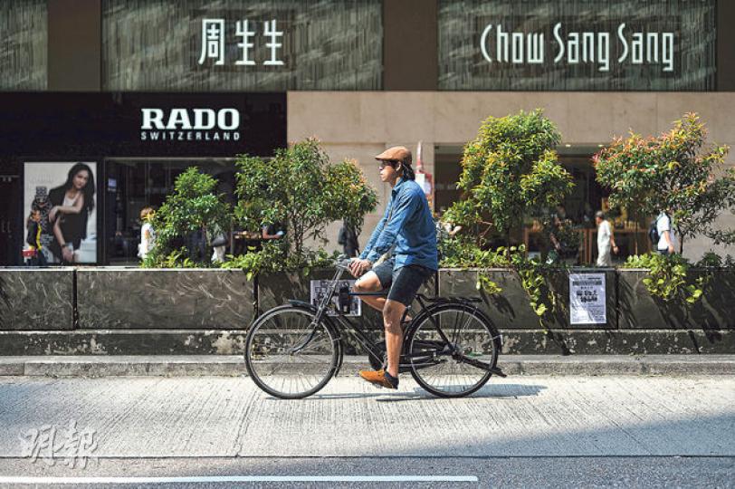 Man喜歡在油尖旺街道「踩車」,但很少踩彌敦道(圖),因為大馬路車多較危險。(盧翊銘攝)(明報製圖)(明報製圖) Man喜歡在油尖旺街道「踩車」,但很少踩彌敦道(圖),因為大馬路車多較危險。(盧翊銘攝)(明報製圖)(明報製圖)