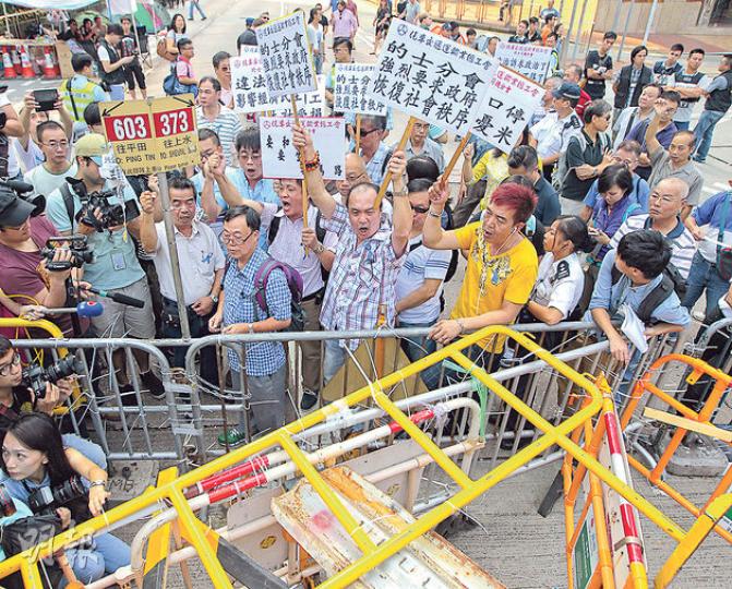 汽車交通運輸業總工會一批的士司機,昨到金鐘示威區,要求除去路障開路,其間有的士司機欲自行拆除路障,遭同行者阻止。(李澤彤攝) 汽車交通運輸業總工會一批的士司機,昨到金鐘示威區,要求除去路障開路,其間有的士司機欲自行拆除路障,遭同行者阻止。(李澤彤攝)