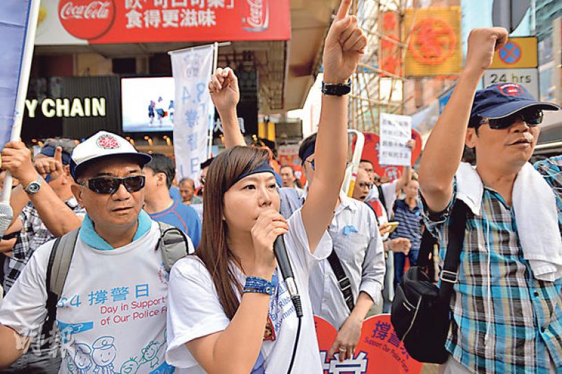 藍絲帶運動召集人李思嫣(左二),昨帶領數百人由尖沙嘴遊行至旺角,支持警察清場。李昨日將代表支持警察的藍色帶紮上額頭,並舉手高叫口號。(葉家豪攝) 藍絲帶運動召集人李思嫣(左二),昨帶領數百人由尖沙嘴遊行至旺角,支持警察清場。李昨日將代表支持警察的藍色帶紮上額頭,並舉手高叫口號。(葉家豪攝)