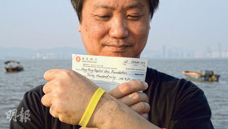 數名教師合共向浸大捐出3萬元成立獎學金,協助處理捐款的浸大教授黃良喜(圖)今日會將支票轉交浸大。(余俊亮攝) 數名教師合共向浸大捐出3萬元成立獎學金,協助處理捐款的浸大教授黃良喜(圖)今日會將支票轉交浸大。(余俊亮攝)