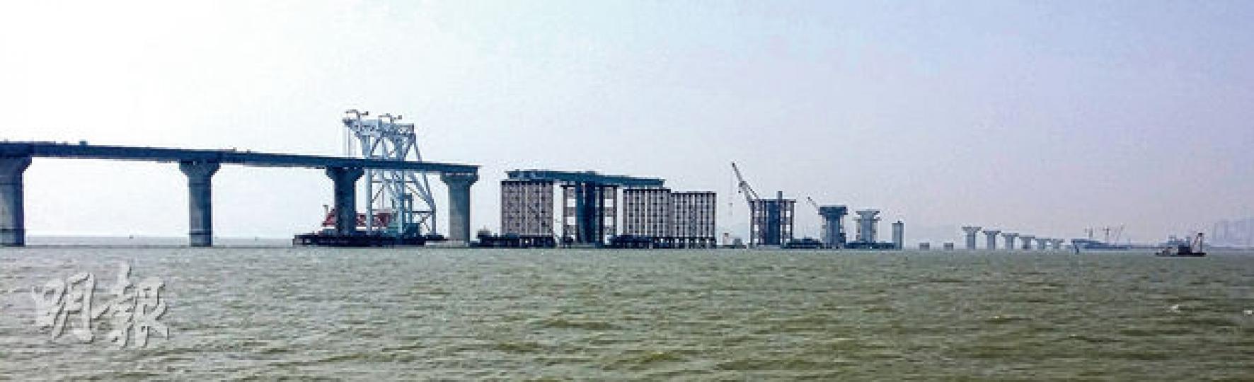 港珠澳大橋主體工程已完成逾半,大橋地標之一的風帆造型斜拉橋主塔即將興建,將成為大橋地標之一。(馬耀森攝)本港首批傳媒獲港珠澳大橋管理局安排,登橋觀察其中一段長6.653公里、已完成八成的橋樑。(馬耀森攝)(明報製圖) 港珠澳大橋主體工程已完成逾半,大橋地標之一的風帆造型斜拉橋主塔即將興建,將成為大橋地標之一。(馬耀森攝)本港首批傳媒獲港珠澳大橋管理局安排,登橋觀察其中一段長6.653公里、已完成八成的橋樑。(馬耀森攝)(明報製圖)