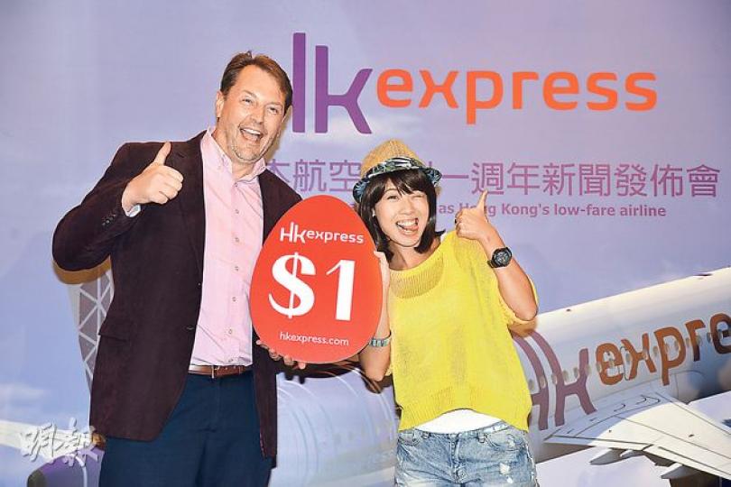 香港快運行政副總裁Andrew Cowen(左)表示,目前快運已接近收支平衡,在暑假、復活節等旺季已經達到短期內盈利,爭取明年可以正式步入賺錢階段。(黃志東攝) 香港快運行政副總裁Andrew Cowen(左)表示,目前快運已接近收支平衡,在暑假、復活節等旺季已經達到短期內盈利,爭取明年可以正式步入賺錢階段。(黃志東攝)