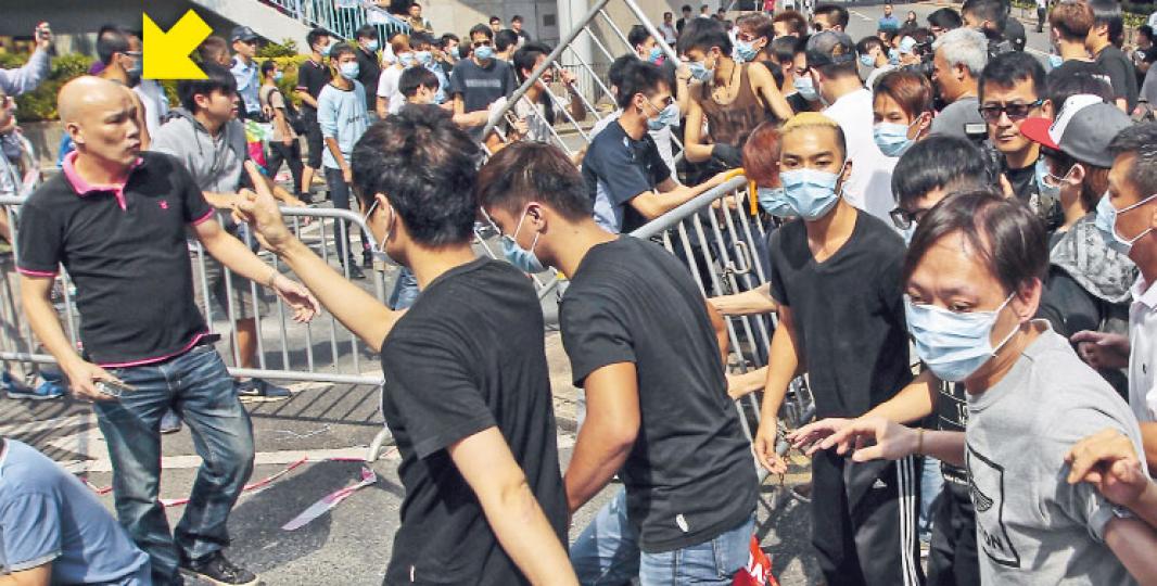 本報記者現場所見,一名光頭、身穿黑色Polo恤男子(箭嘴示)一度向「口罩黨」發號施令,叫大家「開工」。(明報記者攝)「反佔中」者中一名疑似頭目,身穿恤衫,以卡通T恤襯底,曾在場調配人馬。(明報記者攝) 本報記者現場所見,一名光頭、身穿黑色Polo恤男子(箭嘴示)一度向「口罩黨」發號施令,叫大家「開工」。(明報記者攝)「反佔中」者中一名疑似頭目,身穿恤衫,以卡通T恤襯底,曾在場調配人馬。(明報記者攝)