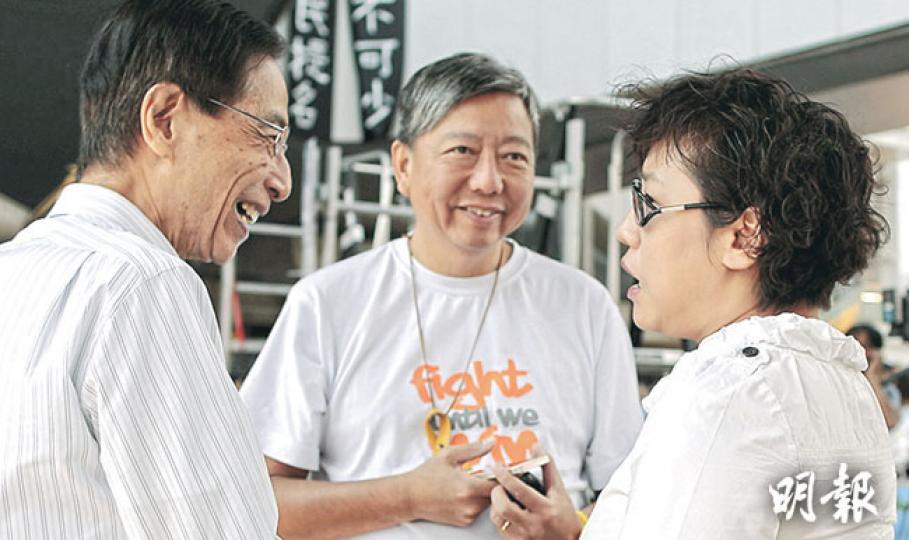 再有匿名文件針對立法會議員李卓人(中)任秘書長的職工盟。報料人提出多項指控,但李卓人昨未有回覆查詢。圖為李卓人與民主黨創黨主席李柱銘(左)昨午現身金鐘夏愨道佔領現場。(李澤彤攝) 再有匿名文件針對立法會議員李卓人(中)任秘書長的職工盟。報料人提出多項指控,但李卓人昨未有回覆查詢。圖為李卓人與民主黨創黨主席李柱銘(左)昨午現身金鐘夏愨道佔領現場。(李澤彤攝)