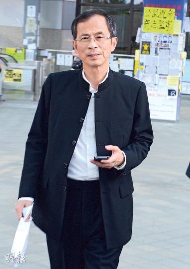 道路受阻,立法會主席曾鈺成昨日也是途經示威區,經金鐘海富天橋步行前往立法會。(劉焌陶攝) 道路受阻,立法會主席曾鈺成昨日也是途經示威區,經金鐘海富天橋步行前往立法會。(劉焌陶攝)