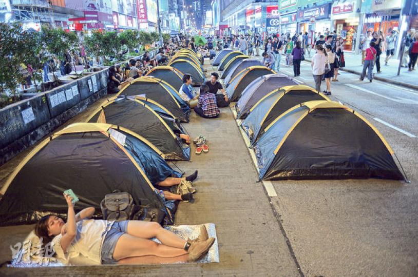 自學民思潮發起「一人一帳幕」行動,呼籲佔領者通宵留守抗爭後,金鐘和旺角等佔領區均出現大量帳幕,其中旺角彌敦道近匯豐銀行對開,昨日有人捐出20個一式一樣的帳幕(圖)供佔領者使用,上面貼有告示指可自由輪流使用。據在場佔領人士和義工表示,這個「帳幕陣」是旺角佔領區內最整齊的地方,市民可自行入住,但要負責清潔,亦不可取走帳幕。(葉家豪攝) 自學民思潮發起「一人一帳幕」行動,呼籲佔領者通宵留守抗爭後,金鐘和旺角等佔領區均出現大量帳幕,其中旺角彌敦道近匯豐銀行對開,昨日有人捐出20個一式一樣的帳幕(圖)供佔領者使用,上面貼有告示指可自由輪流使用。據在場佔領人士和義工表示,這個「帳幕陣」是旺角佔領區內最整齊的地方,市民可自行入住,但要負責清潔,亦不可取走帳幕。(葉家豪攝)