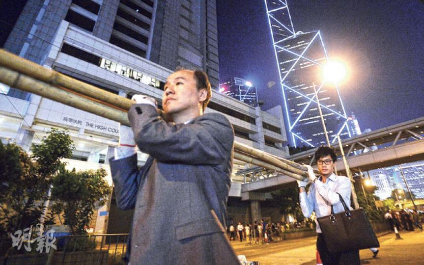 金鐘道昨晚出現不少「地盤佬」,來回搬運竹枝搭棚,當中更有穿西裝的市民下班到場協助,令金鐘道與正義道交界、金鐘道與花園道交界不足一兩小時已建立起竹棚陣。(余俊亮攝)示威者3招加固路障﹕警方昨表示將採取行動清除金鐘道障礙物後,金鐘道有佔領者運來大批竹枝,不少市民隨即在馬路上搭起棚架陣,中間更以大量保鮮紙與垃圾桶包實竹枝,形成巨大屏障。(余俊亮攝)示威者3招加固路障﹕在銅鑼灣百德新街與怡和街對開馬路,佔領者昨以英泥、水及沙製作「重型桶」,放在鐵馬旁「凝固」,加固路障。現場所見,此區域至少有5個泥桶。( 金鐘道昨晚出現不少「地盤佬」,來回搬運竹枝搭棚,當中更有穿西裝的市民下班到場協助,令金鐘道與正義道交界、金鐘道與花園道交界不足一兩小時已建立起竹棚陣。(余俊亮攝)示威者3招加固路障﹕警方昨表示將採取行動清除金鐘道障礙物後,金鐘道有佔領者運來大批竹枝,不少市民隨即在馬路上搭起棚架陣,中間更以大量保鮮紙與垃圾桶包實竹枝,形成巨大屏障。(余俊亮攝)示威者3招加固路障﹕在銅鑼灣百德新街與怡和街對開馬路,佔領者昨以英泥、水及沙製作「重型桶」,放在鐵馬旁「凝固」,加固路障。現場所見,此區域至少有5個泥桶。(