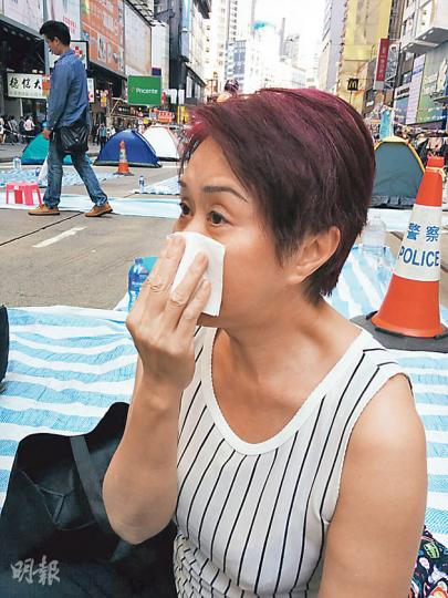 談到在電視上見到警方用催淚彈驅散示威者(下圖),林建明再次激動落淚。(林樂軒攝)莊思敏希望清場行動沒有造成衝突和任何人受傷。(攝影﹕娛樂組) 談到在電視上見到警方用催淚彈驅散示威者(下圖),林建明再次激動落淚。(林樂軒攝)莊思敏希望清場行動沒有造成衝突和任何人受傷。(攝影﹕娛樂組)