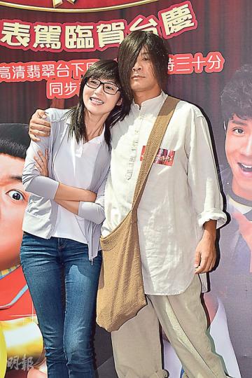 被封為「論盡蚊」的萬綺雯與披頭散髮的安仔力谷新劇。(攝影﹕梁迺楠)蔣志光與韋綺珊即場唱《相逢何必曾相識》,王菀之與李亞男上前獻金咪,張繼聰更誇張到跪拜。(攝影﹕梁迺楠)劇中扮演牧師的黃光亮,在活動以宣傳貼紙貼在下身,成功搶鏡。(攝影﹕梁迺楠) 被封為「論盡蚊」的萬綺雯與披頭散髮的安仔力谷新劇。(攝影﹕梁迺楠)蔣志光與韋綺珊即場唱《相逢何必曾相識》,王菀之與李亞男上前獻金咪,張繼聰更誇張到跪拜。(攝影﹕梁迺楠)劇中扮演牧師的黃光亮,在活動以宣傳貼紙貼在下身,成功搶鏡。(攝影﹕梁迺楠)