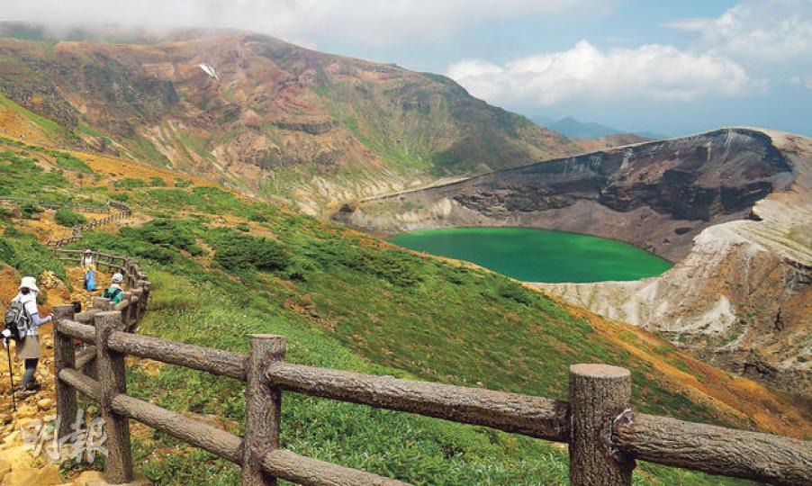 山形縣御釜的周邊有很多登山徑,風景怡人,吸引不少登山客前來。(李兆祥攝)這對銀髮情侶(女的強調自己仍有人追求!)已經是第四次上來御釜,只有這次天氣最晴朗,才可以一窺全貌。(李兆祥攝)御釜附近的上山市以蒟蒻聞名,連山上的小食亭都有蒟蒻關東煮。(李兆祥攝)造型、味道都做得似模似樣的蒟蒻懷石料理,顛覆了我們對蒟蒻的固有感覺。(李兆祥攝)丹野蒟蒻番所所在的楢下宿,四個世紀前是東北有名的驛站,有着很多歷史悠久的古建築,所以丹野刻意「造舊」,配合其日式庭園,看起來更古色古香。(李兆祥攝)蒟蒻sundae上面 山形縣御釜的周邊有很多登山徑,風景怡人,吸引不少登山客前來。(李兆祥攝)這對銀髮情侶(女的強調自己仍有人追求!)已經是第四次上來御釜,只有這次天氣最晴朗,才可以一窺全貌。(李兆祥攝)御釜附近的上山市以蒟蒻聞名,連山上的小食亭都有蒟蒻關東煮。(李兆祥攝)造型、味道都做得似模似樣的蒟蒻懷石料理,顛覆了我們對蒟蒻的固有感覺。(李兆祥攝)丹野蒟蒻番所所在的楢下宿,四個世紀前是東北有名的驛站,有着很多歷史悠久的古建築,所以丹野刻意「造舊」,配合其日式庭園,看起來更古色古香。(李兆祥攝)蒟蒻sundae上面