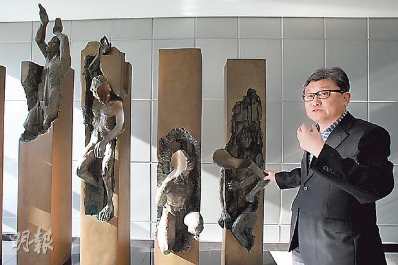 亞洲民主網絡事務總長申亨植(圖)認為,韓國民主化運動成功的原因,在於學生堅持不懈的抗爭和犧牲,感召了國民,尤其是中產階層,最終贏得大部分國民支持。申指着的為韓國民主化運動紀念事業會總部內的民運烈士雕像。(林俊源攝) 亞洲民主網絡事務總長申亨植(圖)認為,韓國民主化運動成功的原因,在於學生堅持不懈的抗爭和犧牲,感召了國民,尤其是中產階層,最終贏得大部分國民支持。申指着的為韓國民主化運動紀念事業會總部內的民運烈士雕像。(林俊源攝)
