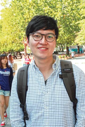 高麗大學哲學系三年級安姓學生,主動向記者問起佔中。他認為由於中國政府的原因,香港民主之路會格外艱難,但認為香港學生「有足夠正當性去公民抗命」。(林俊源攝)高麗大學會計系學生林大漢認為,韓國成功的民主化轉型,對國家今天的成就至關重要:「若非當年,我們不可能有今天自由市場經濟和文化繁榮。」(林俊源攝) 高麗大學哲學系三年級安姓學生,主動向記者問起佔中。他認為由於中國政府的原因,香港民主之路會格外艱難,但認為香港學生「有足夠正當性去公民抗命」。(林俊源攝)高麗大學會計系學生林大漢認為,韓國成功的民主化轉型,對國家今天的成就至關重要:「若非當年,我們不可能有今天自由市場經濟和文化繁榮。」(林俊源攝)