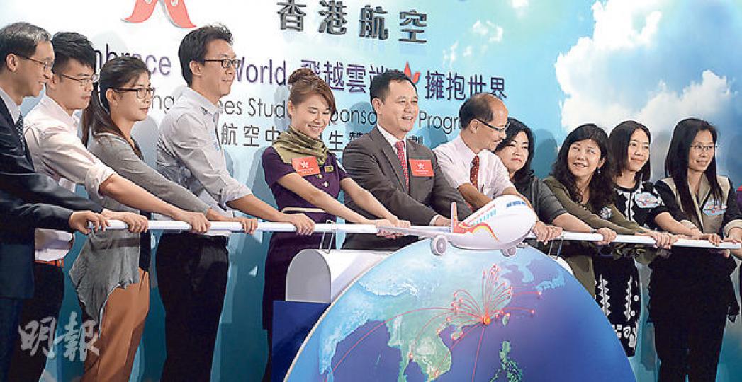 正在籌備在港上市的香港航空副總裁孫劍峰(左6)表示,其上市步伐並未受到佔中行動影響,十一黃金周的載客量穩步上升。(劉焌陶攝) 正在籌備在港上市的香港航空副總裁孫劍峰(左6)表示,其上市步伐並未受到佔中行動影響,十一黃金周的載客量穩步上升。(劉焌陶攝)