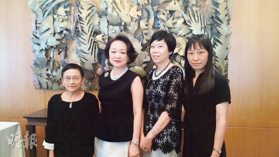 地監局主席陳韻雲(左二)任期將於本月底屆滿,她對過去6年地監局工作感到滿意,冀新主席可為當局帶來新思維。左起為地監局行政總裁韓婉萍、規管及法律總監劉淑棻及法律顧問梁德麗。(李宛婷攝) 地監局主席陳韻雲(左二)任期將於本月底屆滿,她對過去6年地監局工作感到滿意,冀新主席可為當局帶來新思維。左起為地監局行政總裁韓婉萍、規管及法律總監劉淑棻及法律顧問梁德麗。(李宛婷攝)