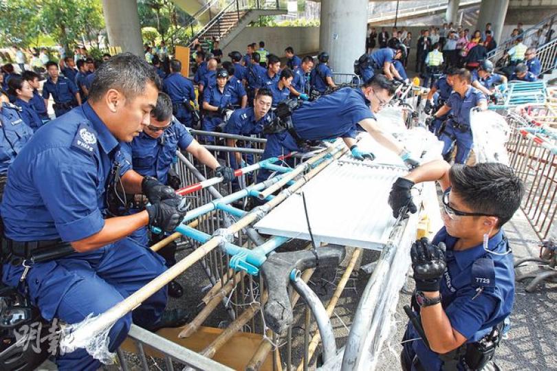 警方昨晨突派出數百警員衝入金鐘道拆除路障,由身穿藍色工作服的機動部隊成員,以電鋸、大鐵槌、剪刀等拆除紅棉路天橋底路障,並以貨車運走拆走的鐵馬及竹棚。(李紹昌攝)警方昨派出大批人員,清走金鐘道上的障礙物,包括以夾斗貨車夾走示威物品。(李澤彤攝) 警方昨晨突派出數百警員衝入金鐘道拆除路障,由身穿藍色工作服的機動部隊成員,以電鋸、大鐵槌、剪刀等拆除紅棉路天橋底路障,並以貨車運走拆走的鐵馬及竹棚。(李紹昌攝)警方昨派出大批人員,清走金鐘道上的障礙物,包括以夾斗貨車夾走示威物品。(李澤彤攝)