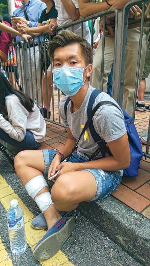 警方昨晨突擊拆走金鐘道障礙物,大專學生陳先生稱,清場時他是唯一在金鐘道近灣仔路障的示威者,他批評警方是清場,卻聲稱是「移除障礙物」,但又警告他非法集結。(蕭輝浩攝) 警方昨晨突擊拆走金鐘道障礙物,大專學生陳先生稱,清場時他是唯一在金鐘道近灣仔路障的示威者,他批評警方是清場,卻聲稱是「移除障礙物」,但又警告他非法集結。(蕭輝浩攝)