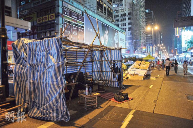 在警方聲稱即將「清除旺角障礙物」之後,有示威者昨晚在彌敦道以竹枝搭建障礙物。(葉家豪攝) 在警方聲稱即將「清除旺角障礙物」之後,有示威者昨晚在彌敦道以竹枝搭建障礙物。(葉家豪攝)