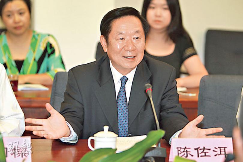 全國港澳研究會會長陳佐洱昨在北京接受傳媒訪問時及在深圳研討會上,先後批評佔中,形容佔中是港版「顏色革命」,「包藏着一個很大的陰謀」。(林俊源深圳攝)(明報製圖) 全國港澳研究會會長陳佐洱昨在北京接受傳媒訪問時及在深圳研討會上,先後批評佔中,形容佔中是港版「顏色革命」,「包藏着一個很大的陰謀」。(林俊源深圳攝)(明報製圖)