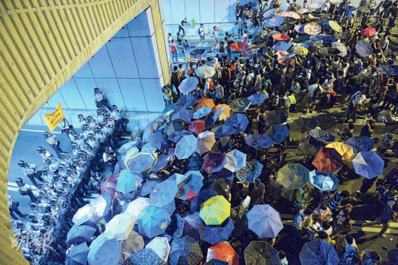 大批佔中示威者昨晚舉起雨傘湧入特首辦外的龍和道隧道,數十名防暴警察一度站在隧道口前築起防線,並舉起黃旗警告,但示威者人數太多,警察終於撤退回特首辦。(劉焌陶攝)有青年示威者突然衝出龍和道希望佔領馬路,被警員上前拉走,示威者立即舉起雙手以示和平非暴力。(余俊亮攝)至今日凌晨,部分示威者把馬路旁的石屎坑渠蓋及石塊搬到龍和道路面,當作路障。(李澤彤攝) 大批佔中示威者昨晚舉起雨傘湧入特首辦外的龍和道隧道,數十名防暴警察一度站在隧道口前築起防線,並舉起黃旗警告,但示威者人數太多,警察終於撤退回特首辦。(劉焌陶攝)有青年示威者突然衝出龍和道希望佔領馬路,被警員上前拉走,示威者立即舉起雙手以示和平非暴力。(余俊亮攝)至今日凌晨,部分示威者把馬路旁的石屎坑渠蓋及石塊搬到龍和道路面,當作路障。(李澤彤攝)